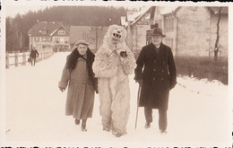 Photo Originale Eisbär, Costume D'ours Polaire Avec Un Couple Dans La Neige | Oberschreiberhau I. R. – Silésie 1937 - Personas Anónimos