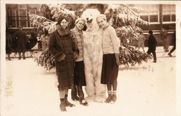 Photo Originale Eisbär, Costume D'ours Polaire Avec Trois Jeunes Femmes Dans La Neige | Oberhof 1930 - Personas Anónimos