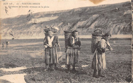 14-PORT-EN-BESSIN- PÊCHEUSES DE MOULE REVENANT DE LA PÊCHE - Port-en-Bessin-Huppain