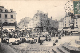 14-FALAISE-LA PLACE SAINT GERVAIS UN JOUR DE MARCHE - Falaise