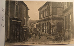 CPA De Février 1918,  88 Vosges, Darney, Rue De La République Les Halles, Animée, Enseignes Commerciales, Affiches,etc - Darney