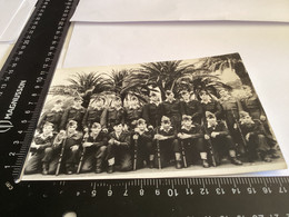 Photo Noir Et Blanc  Homme Militaire. Photos De Groupe Militaire Avec Arme Palmiers Hyères Souvenir Du 14 Juillet - War, Military