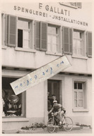 Suisse - Fritz GALLATI ( 1935 - 2020 ) - Un Cycliste Pose Devant Un Magasin D'installations De Plomberie ( Carte Photo ) - Ciclismo