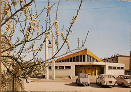 Carte Postale : 95 : LE PLESSIS BOUCHARD : L'Eglise Saint-François De Sales, Voitures Des Années 1950/1960 - Le Plessis Bouchard