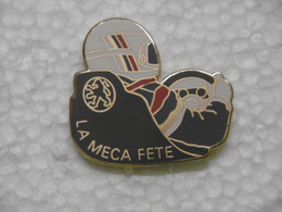 Pin's - Automobile PEUGEOT "LA MECA FETE" - Pins EGF SOCHAUX Badge Pilote Casque Volant Auto - Peugeot