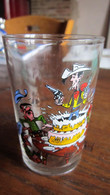 LUCKY LUKE   VERRE LUCKY LUKE SORT DU GATEAU  MORRIS - Lucky Luke