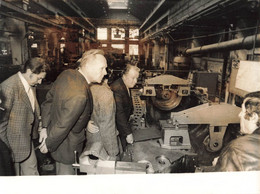 PHOTO  AFP - Mr G; SEGUY En Visite Aux Usines RATEAU En Grève à La Courneuve Le 1/4/1974 - Photos