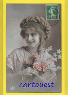 CPA Carte Fantaisie JEUNE FEMME Thème Mode - CHEVEUX COIFFURE ROBE Voyagée 1908 - Donne
