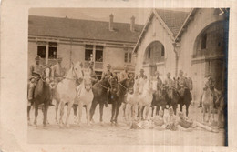 CPA PHOTO    MILITAIRES SUR LEURS CHEVAUX - Photos