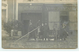 PARIS - Inondations - Hommes Dans Une Rue, Billard & Bosquets - La Crecida Del Sena De 1910