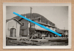 Dept 01 : ( Ain ) La Cluse, La Gare, Photo, Près De Nantua, Bâtiment, Quai, Rails, Animée, Voyageurs, Année 1926. - Places