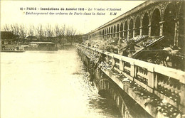 75 INONDATIONS DE JANVIER 1910 IMPENSABLE AUJOURD HUI LES ORDURES SONT JETEES DANS LA SEINE AU VIADUC D AUTEUIL - Inondations De 1910