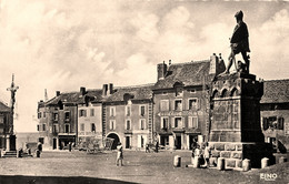 Châteauneuf De Randon * La Place Et La Statue Duguesclin * épicerie RODIER * Café - Chateauneuf De Randon