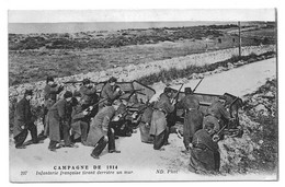 CPA, Campagne De 1914, Infanterie Française Tirant Derrière Un Mur, Militaire, Animée, Poilus - Manöver