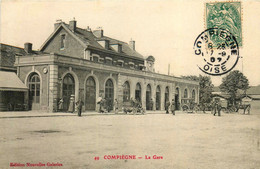 Compiègne * La Place De La Gare * Attelage * Ligne Chemin De Fer - Compiegne