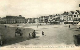Beauvais * Vue D'ensemble De La Place Jeanne Hachette Avec L'hôtel De Ville * Attelage - Beauvais