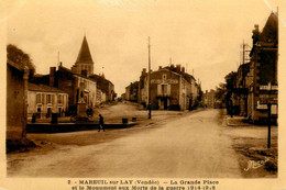 Mareuil Sur Lay Dissais * La Grande Place Et Le Monument Aux Morts De La Guerre 1914 1918 * Café Du Commerce - Mareuil Sur Lay Dissais