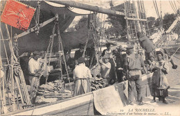 17-LA-ROCHELLE- DÉCHARGEMENT D'UN BATEAU DE MORUES - La Rochelle