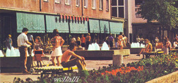 Rarität Junge Leute Vor Cafe Leninallee Eisenhüttenstadt 1976 Bild Und Heimat - Eisenhuettenstadt