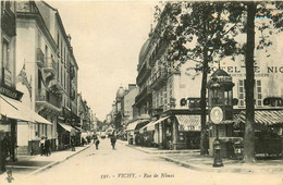 Vichy * La Rue De Nîmes * Hôtel MARTIN * Commerces Magasins - Vichy