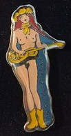 PIN UP - FEMME ROUSSE QUI JOUE DE LA GUITARE - 3615 COLLEC PIN'S - CHAPEAU - PIN-UPS  -        (29) - Pin-Ups