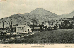 Allos * Panorama Du Village Et Notre Dame De Valvert - Sonstige & Ohne Zuordnung