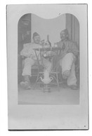 CPA, Carte Photo, 1914-18, Militaire En Pause, Poilus, Pipe, Boisson Zouave? VOIR SCANNE - Personnages