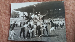 PHOTO DE FORMAT CARTE POSTALE GYMANASTIQUE ACROBATIES FIGURE STADE STADIUM PHOTO A BIENVENU JOURNAL JEUNES BLD RASPAIL - Gymnastik