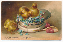 CPA Heureuses Pâques Gaufrées Poussins Casquette Raquette Fleurs - Pasen