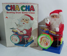 I102383 Cha Cha Beating Drum Santa Claus - Babbo Natale Batterista - Trade Mark - Babbo Natale