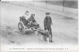 Attelage De Chien - Guerre De 1914 - Paysans Du Nord Fuyant Devant L'invasion Des Barbares - Attelages