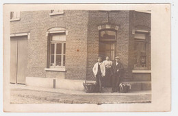 Delcampe - CPA  NORD.DOUAI.FAMILLE LELEU DEVANT LEUR MAISON.CARTE PHOTO - Douai