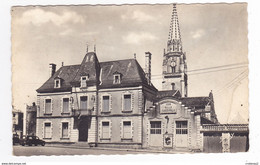 85 CHANTONNAY N°11 L'Hôtel De Ville Et Le Clocher Salle Municipale Peugeot 203 Familiale VOIR DOS Et Flamme En 1962 - Chantonnay