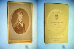 PHOTO CDV 19 EME JEUNE FEMME CHIC  MODE   Cabinet JULIEN DIT LACROIX   A MOULINS ALLIER - Ancianas (antes De 1900)
