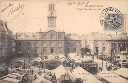 08-CHARLEVILLE- PLACE DUCALE UN JOUR DE MARCHE - Charleville