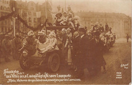 57-METZ- CARTE-PHOTO-SOUVENIR DE LA LIBÉRATION , VOITURE DE NOS GÉNÉRAUX ENVAHIES PAR LES LORRAINES - Metz