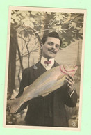 Delcampe - L1138 - Fantaisie - Homme - 1er Avril - Poisson D'avril - SIP 2210 - Männer