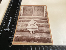 Photo Noir Et Blanc Sur Carton Femme Portrait De  Fille Enfant Assis Sur Les Marches D’escalier Porte Sur Le Carton - Anonymous Persons