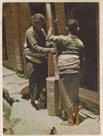 22C472 WOMEN MAKING BITTEN RICE TRADITIONALLY NEPAL - Népal