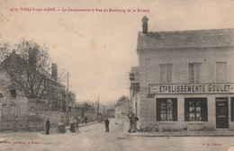 02 Vailly Sur Aisne , La Gendarmerie Et La Rue Du Faubourg De La Riviere, Goulet Turpin - Other Municipalities