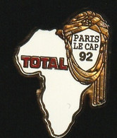 73592- Pin's -Rallye Automobile Paris Le Cap.Dakar.signé Arcane Paris. - Rallye