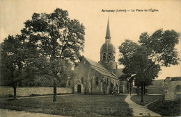 Artenay * La Place De L'église Du Village - Artenay