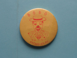 " BOBO " Clown ( 09/229.23.54 ) > Zie / Voir Scans ( Button / Speld ) 5,5 Cm. ! - Carnival