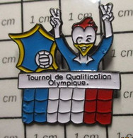 710a Pin's Pins / Beau Et Rare / THEME : SPORTS / VOLLEY-BALL TQO POULET TRICOLORE TOURNOI QUALIFICATION OLYMPIQUE - Voleibol