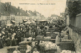 Courtenay * La Place Un Jour De Marché - Courtenay