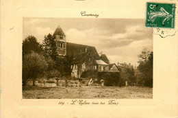 Courtenay * Un Coin Du Village Et L'église ( Vue Des Prés ) - Courtenay