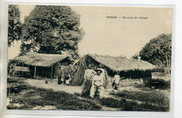 CONGO 124 DIOSSO Infigènes Un Coin Du Village Maisons Toits De Paille   écrite  Par Militaire  1933 - Frans-Kongo - Varia