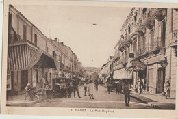 Tiaret  La Rue Bugeaud Tres Tres Animée -Nonbreux Commerces Et Voitures - Tiaret