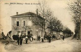 Bron * La Route De Grenoble * Café De L'agriculture * Villageois - Bron