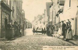 Gien * Autre Coin De La Rue Bernard Palissy ( Crue Du 20 Octobre 1907 ) * Inondations - Gien